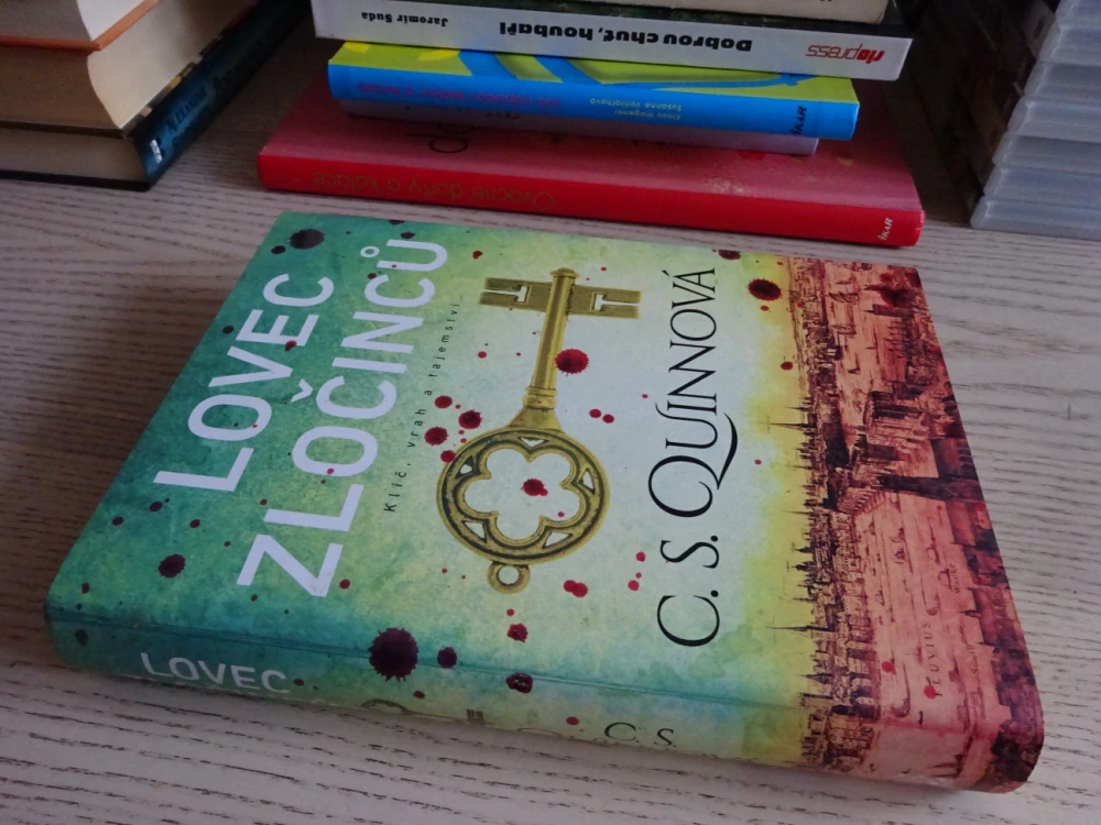 LOVEC ZLOČINCŮ, C. S. QUINNOVÁ, **an