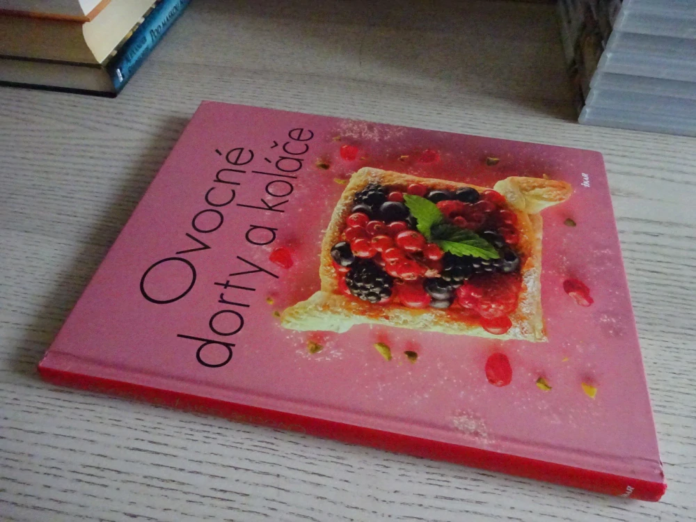 OVOCNÉ DORTY A KOLÁČE, **an
