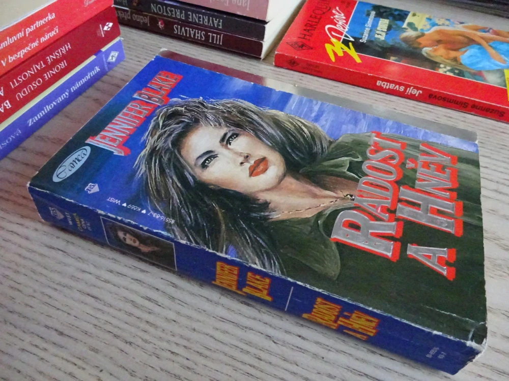 RADOST A HNĚV, JENNIFER BLAKE, **an