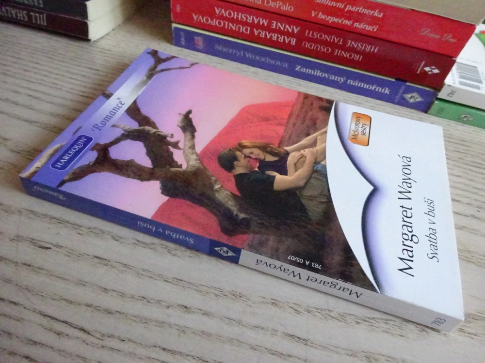 SVATBA V BUŠI, MARGARET WAYOVÁ, **an