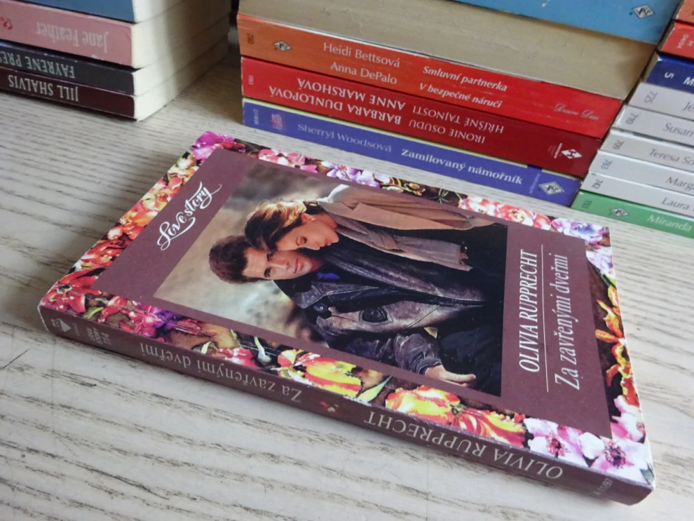 ZA ZAVŘENÝMI DVEŘMI, OLIVIA RUPRECHT, **an