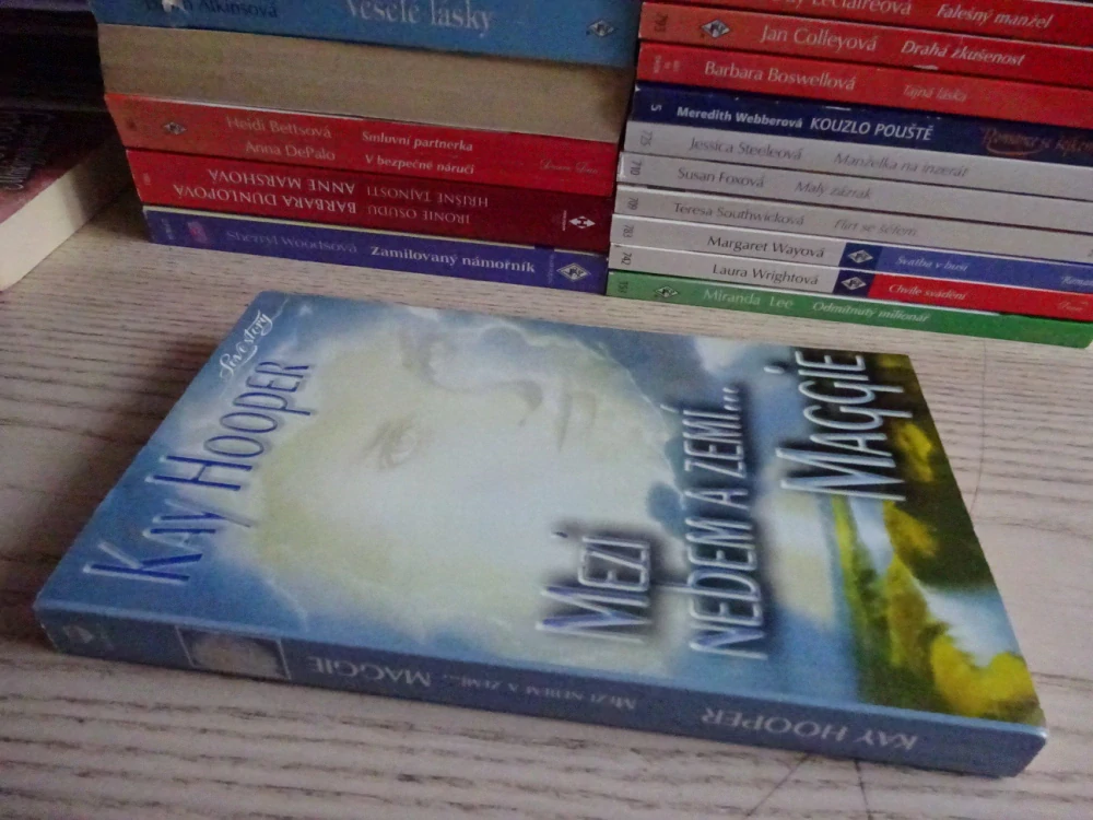MEZI NEBEM A ZEMÍ... MAGGIE, KAY HOOPER, **an