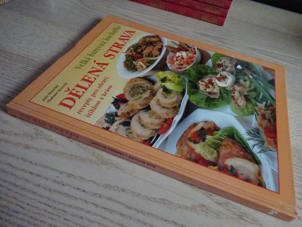 DĚLENÁ STRAVA, VELKÁ BAREVNÁ KUCHAŘKA, **an