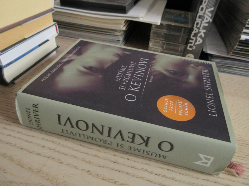 MUSÍME SI PROMLUVIT O KEVINOVI, LIONEL SHRIVER, **an