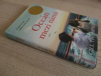 OCEÁN MEZI NÁMI, GILL THOMPSON, **an