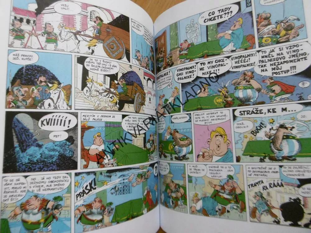 ASTERIX A SLAVNÝ ŠTÍT, KOMIKS, UDERZO, **an