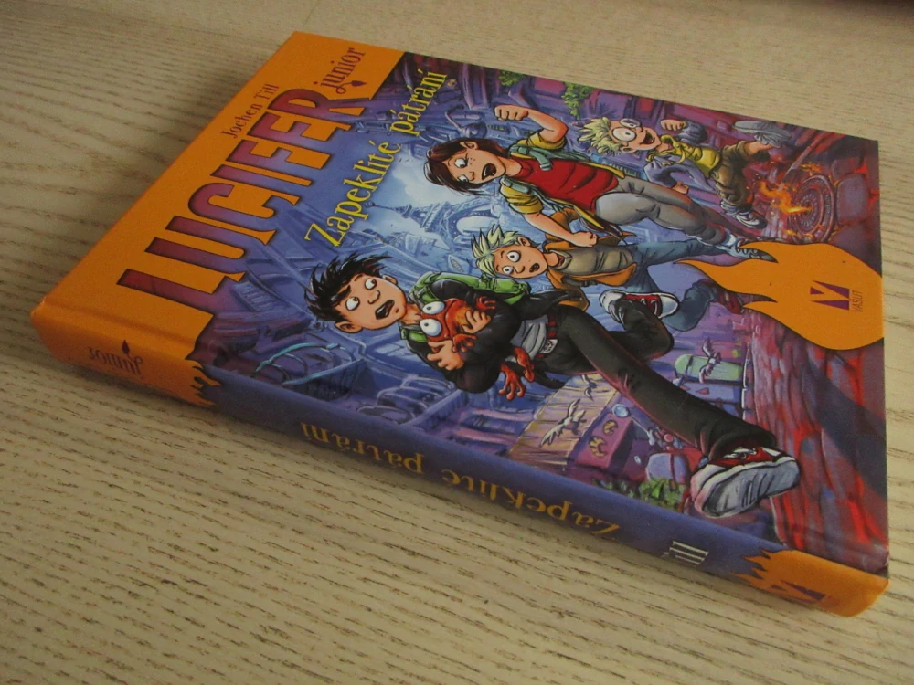 LUCIFER JUNIOR: ZAPEKLITÉ PÁTRÁNÍ, JOCHEN TILL, **an