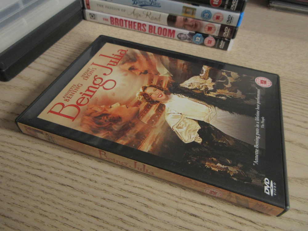 BOŽSKÁ JULIE, BENING, IRONS, GB OBAL, ČESKÉ DVD FILM VČETNĚ BOOK