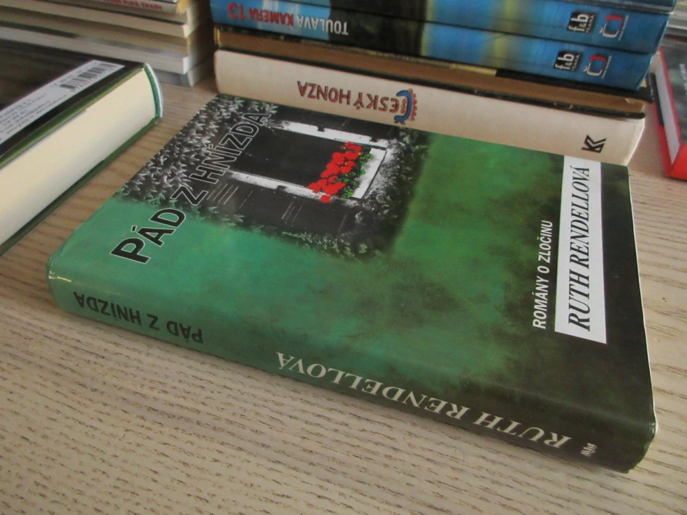 PÁD Z HNÍZDA, RUTH RENDELLOVÁ, **an