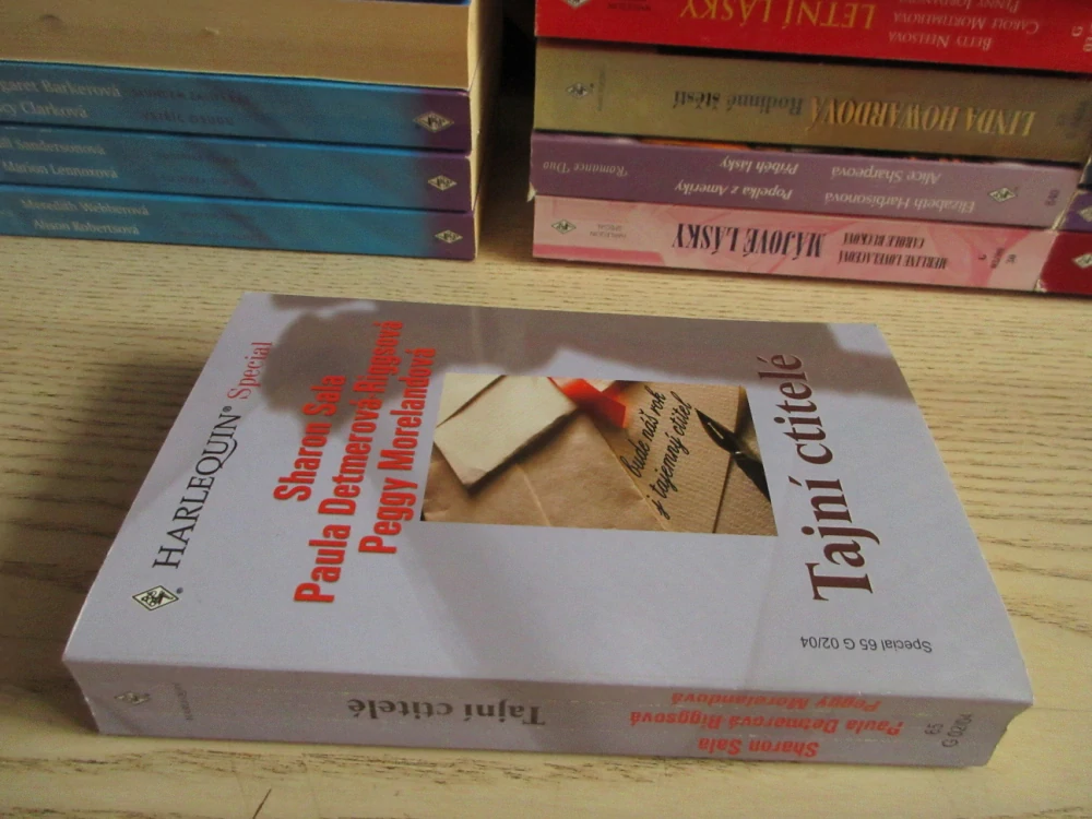 TAJNÍ CTITELÉ: PRONÁSLEDOVANÁ, SHARON SALA, BOJ O VLASTNÍ ŽENU, PAULA DETMEROVÁ-RIGGSOVÁ, TAJNÝ ZÁMĚR, PEGGY MORELANDOVÁ, **an