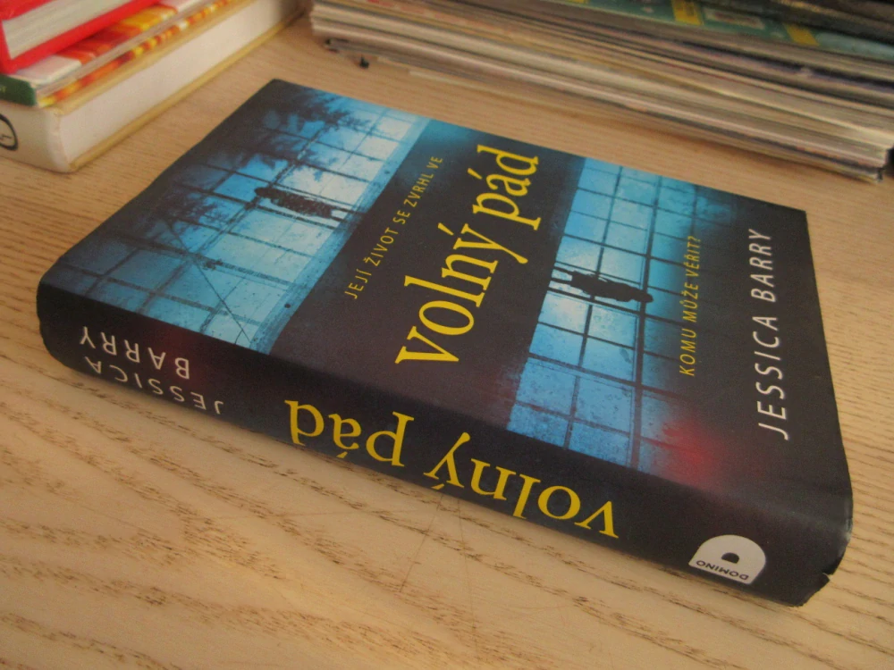 VOLNÝ PÁD, JESSICA BARRY, **an