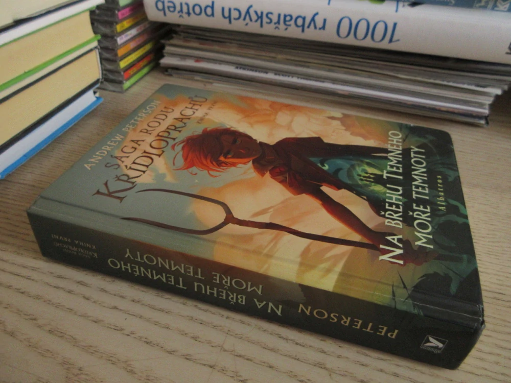 SÁGA RODU KŘÍDLOPRACHŮ: NA BŘEHU TEMNÉHO MOŘE TEMNOTY, 1., ANDREW PETERSON, **an