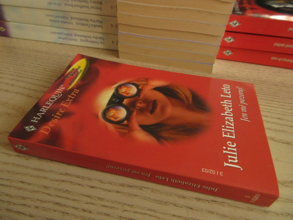 JEN MĚ POZORUJ!, JULIE ELIZABETH LETO, **an