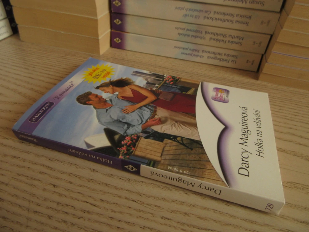 HOLKA NA VDÁVÁNÍ, DARCY MAGUIREOVÁ, **an