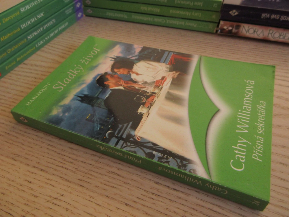 PŘÍSNÁ SEKRETÁŘKA, CATHY WILLIAMSOVÁ, **an