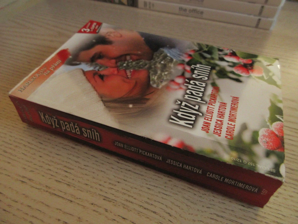 KDYŽ PADÁ SNÍH: NEJHEZČÍ VÁNOCE, SNOUBENKA NA ZKOUŠKU, VÁNOČNÍ DÁREČEK, J. E. PICKARTOVÁ, J. HARTOVÁ, C. MORTIMEROVÁ, **an