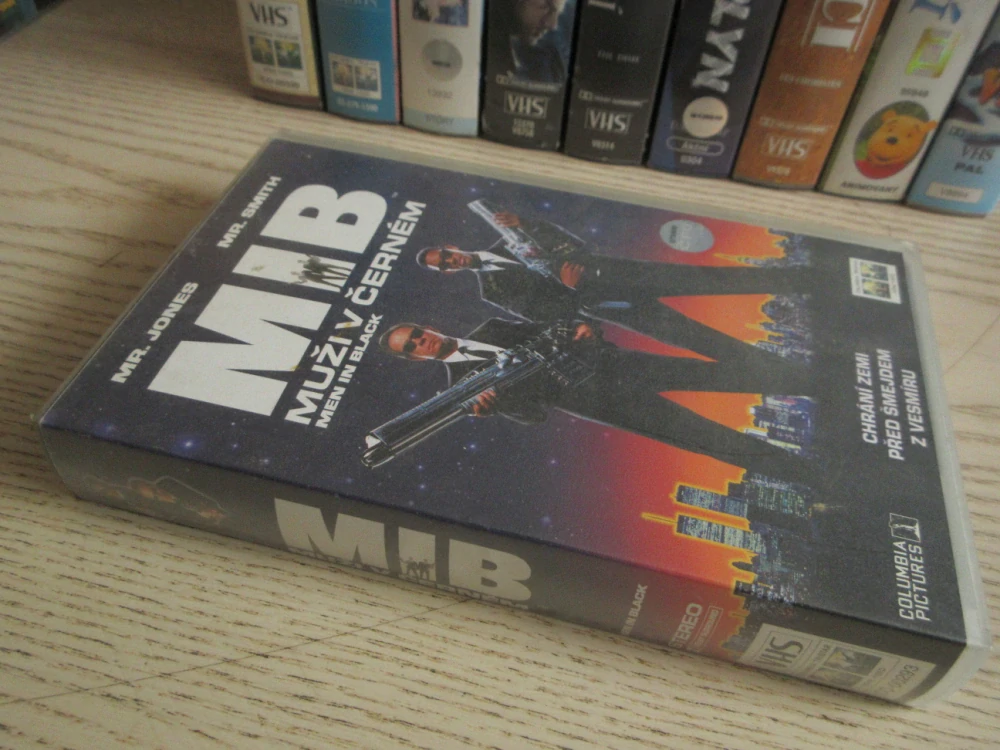 MUŽI V ČERNÉM, W. SMITH, T. L. JONES, VHS VIDEOKAZETA
