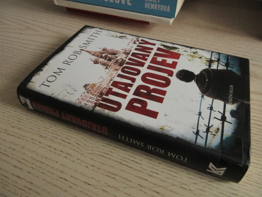 UTAJOVANÝ PROJEV, TOM ROB SMITH, **an