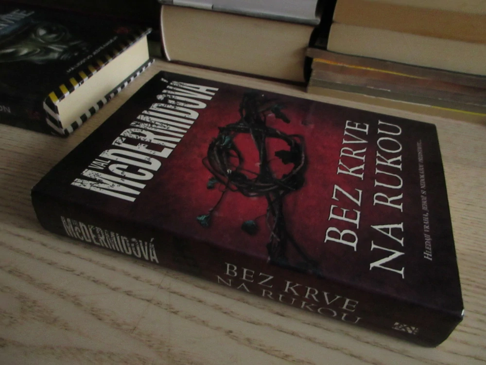 BEZ KRVE NA RUKOU, VAL MCDERMIDOVÁ, **an