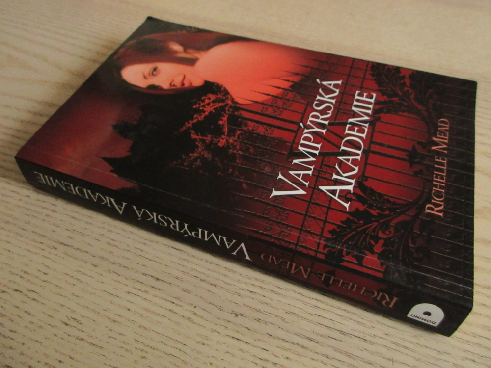 VAMPÝRSKÁ AKADEMIE, RICHELLE MEAD, **an