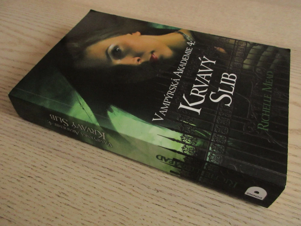 VAMPÝRSKÁ AKADEMIE 4: KRVAVÝ SLIB, RICHELLE MEAD, **an