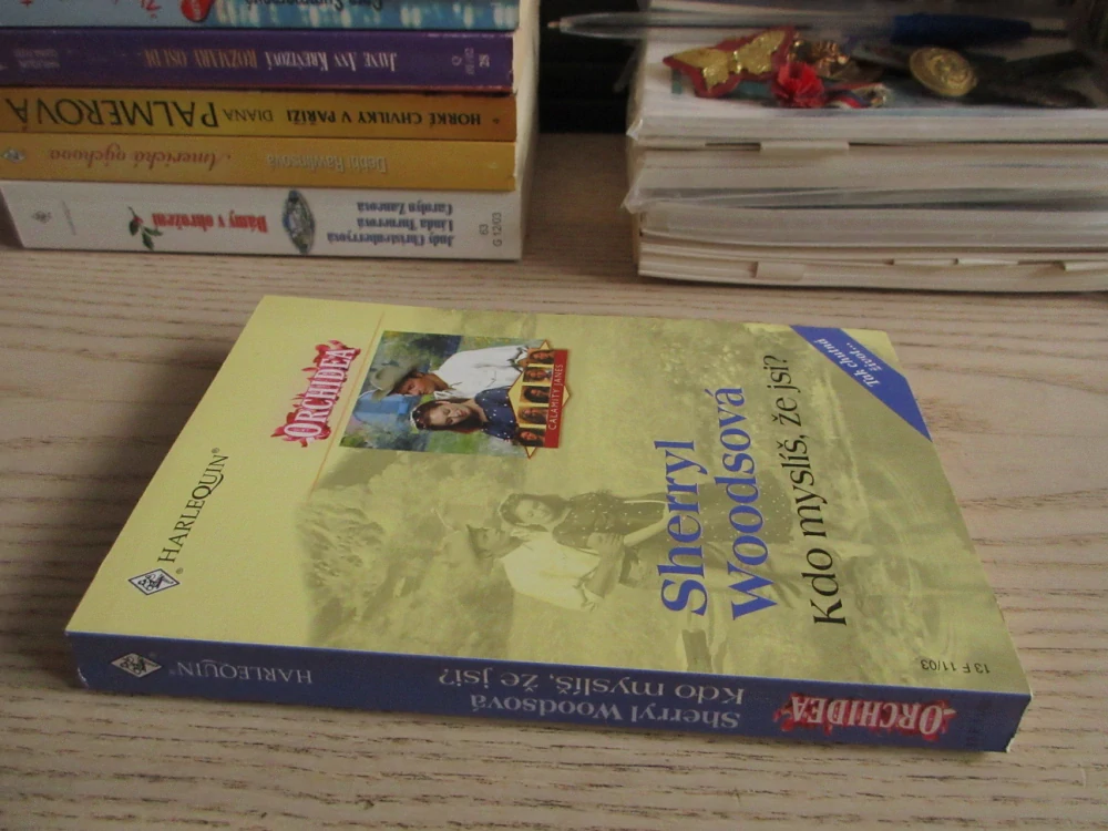 KDO MYSLÍŠ, ŽE JSI?, SHERRYL WOODSOVÁ, **an