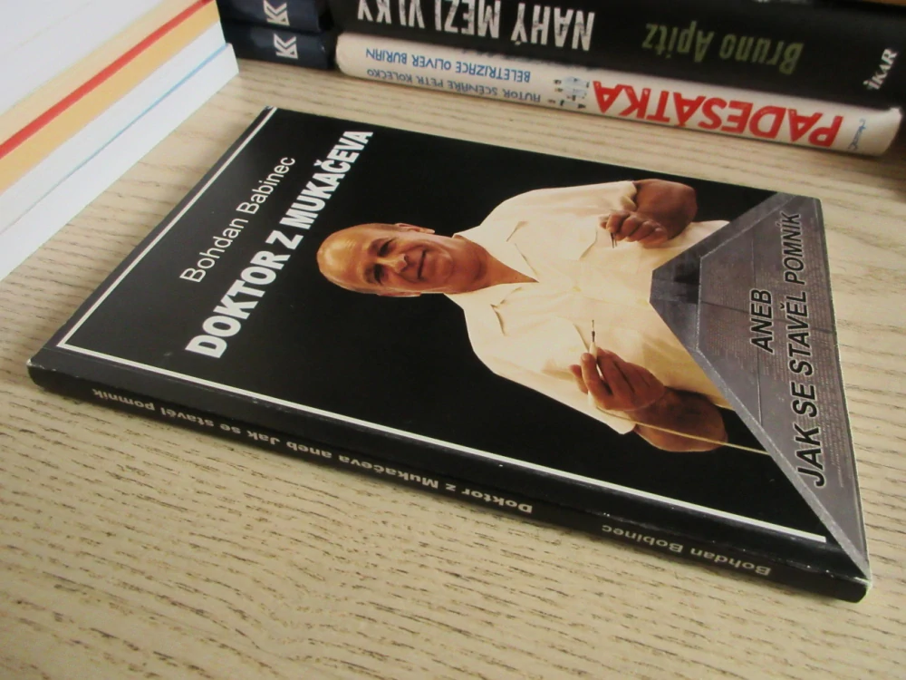 DOKTOR Z MUKAČEVA ANEB JAK SE STAVĚL POMNÍK, BOHDAN BABINEC, **an