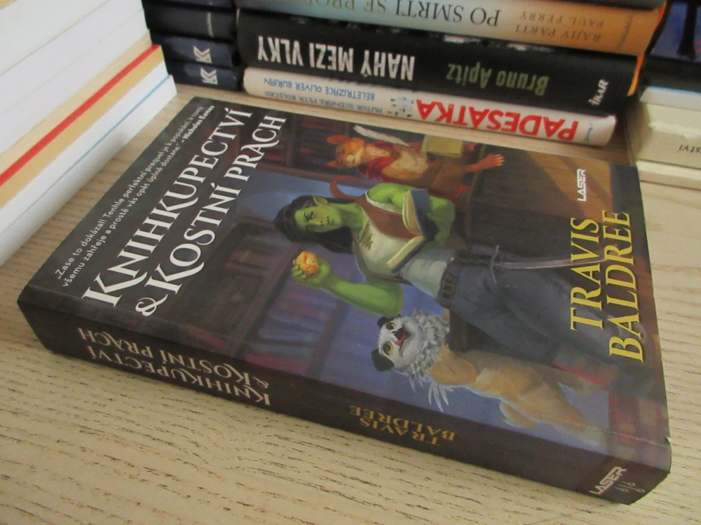 KNIHKUPECTVÍ A KOSTNÍ PRACH, TRAVIS BALDREE, **an
