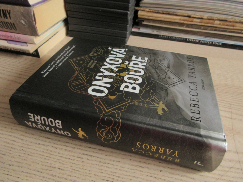 ONYXOVÁ BOUŘE, REBECCA YARROS, **an