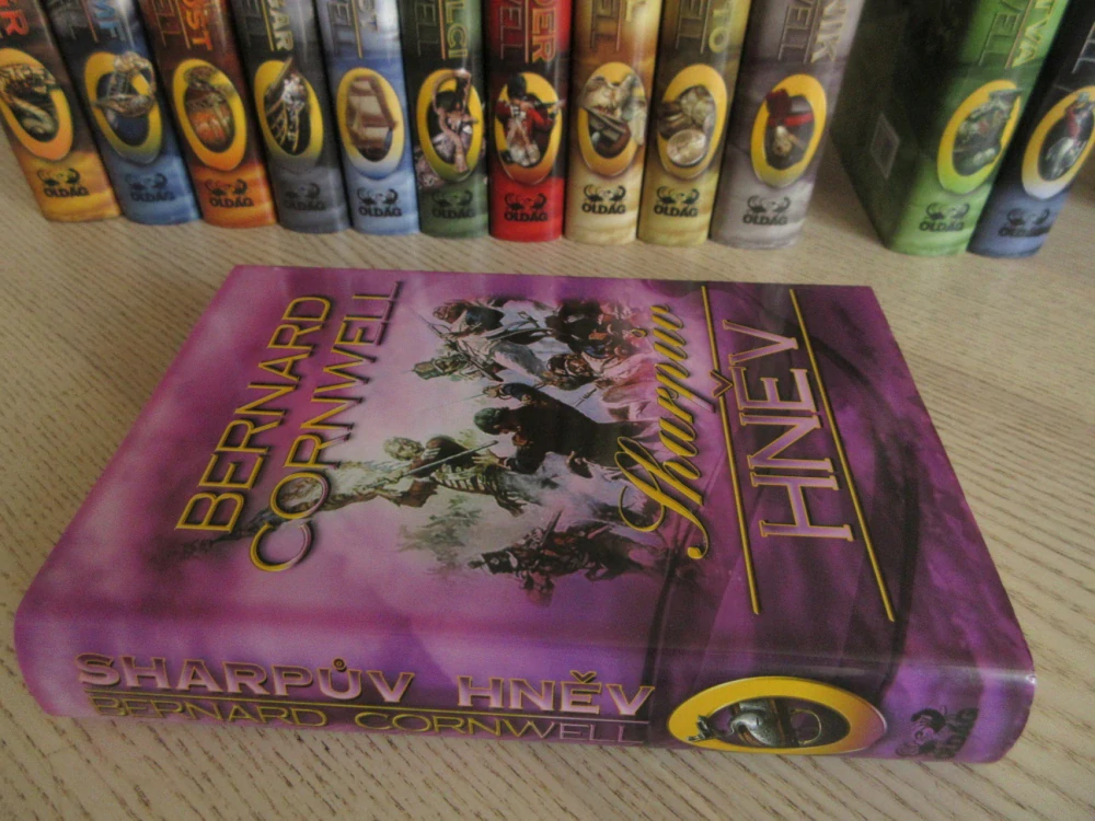 SHARPŮV HNĚV, BERNARD CORNWELL, **an