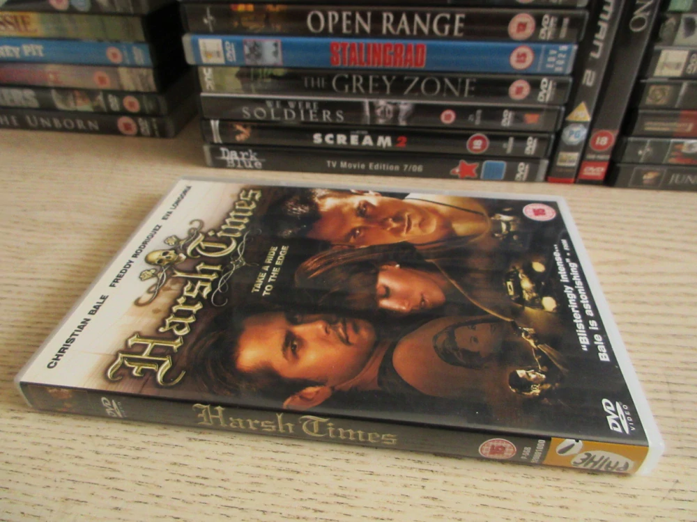 DRSNÝ ČASY, CH. BALE, F. RODRIGUEZ, GB OBAL, ČESKÉ DVD FILM