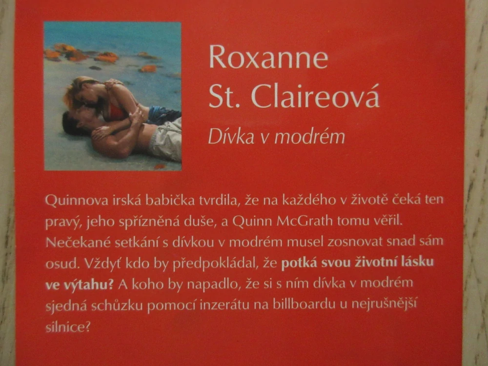 DÍVKA V MODRÉM, ROXANNE ST. CLAIREOVÁ, **an