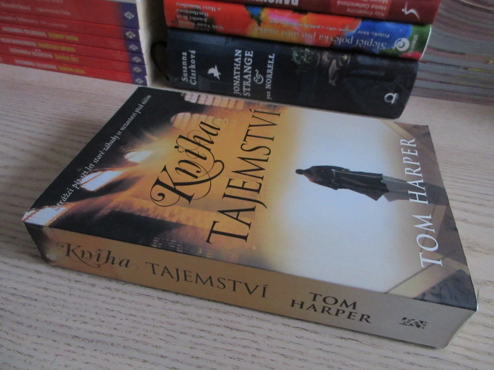 KNIHA TAJEMSTVÍ, TOM HARPER, **an