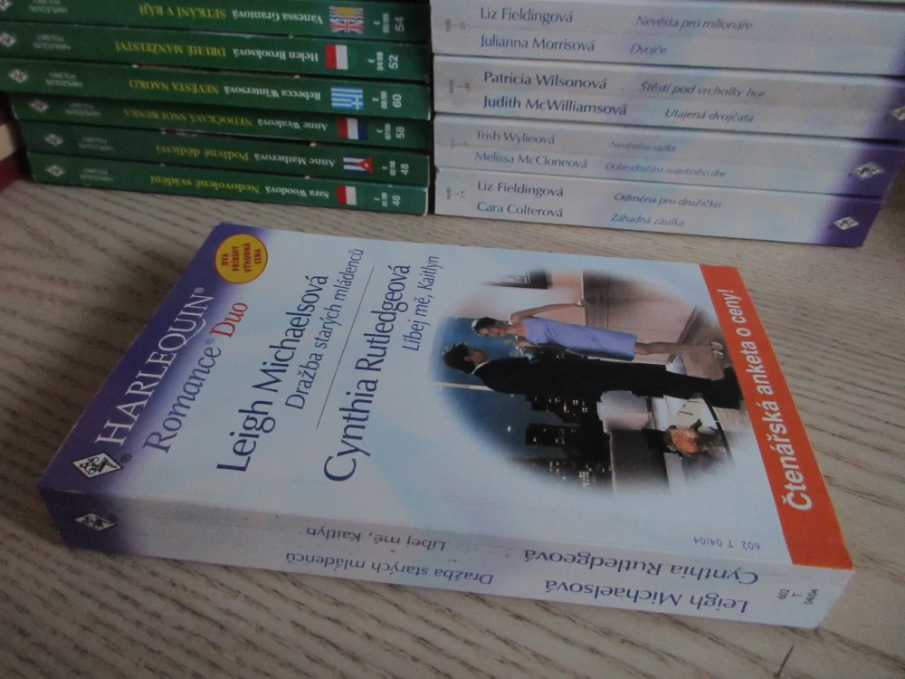 DRAŽBA STARÝCH MLÁDENCŮ, LEIGH MICHAELSOVÁ, LÍBEJ MĚ, KAITLYN, CYNTHIA RUTHLEDGEOVÁ, **an