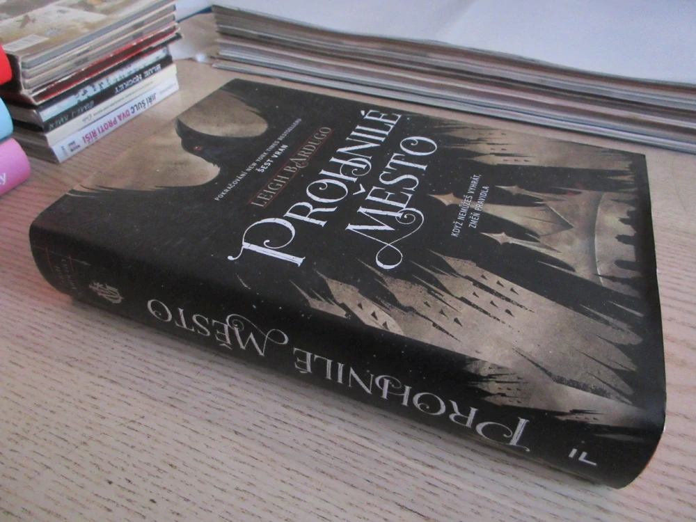 PROHNILÉ MĚSTO, LEIGH BARDUGO, **an