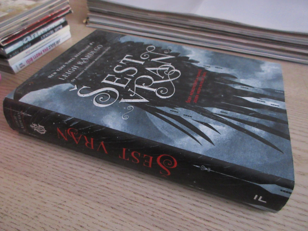 ŠEST VRAN, LEIGH BARDUGO, **an