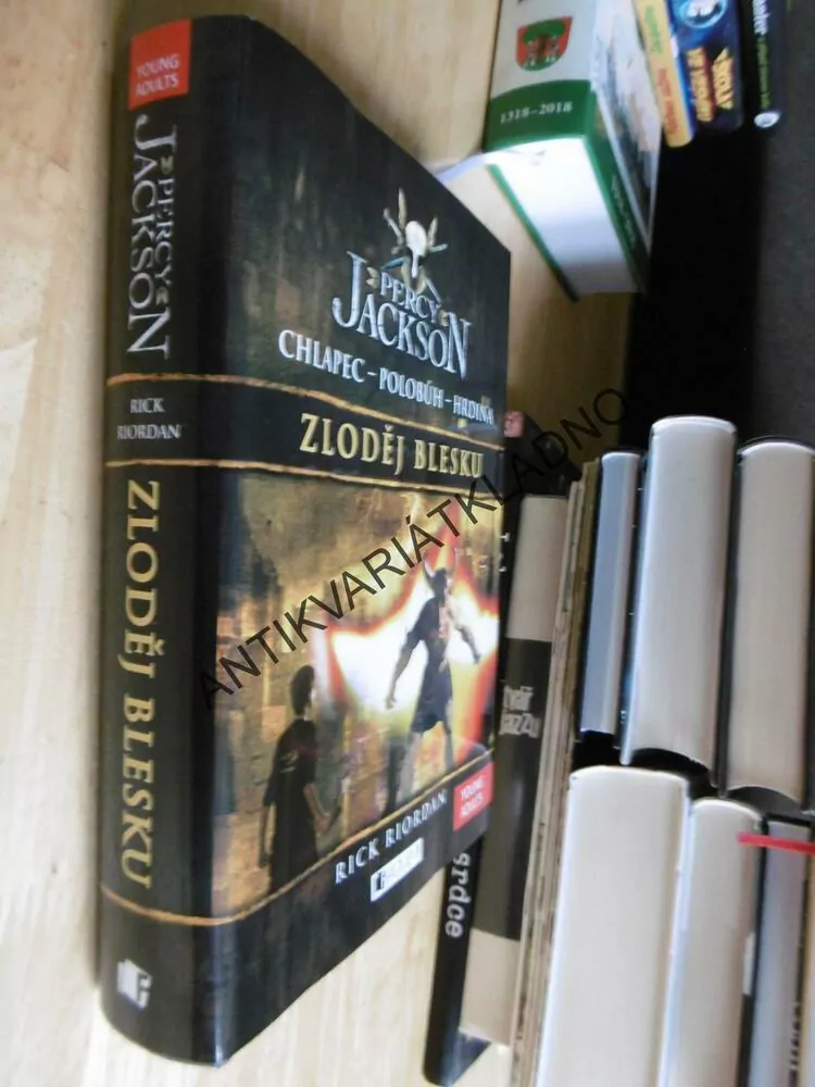 PERCY JACKSON, ZLODĚJ BLESKU, RICK RIORDAN, **an