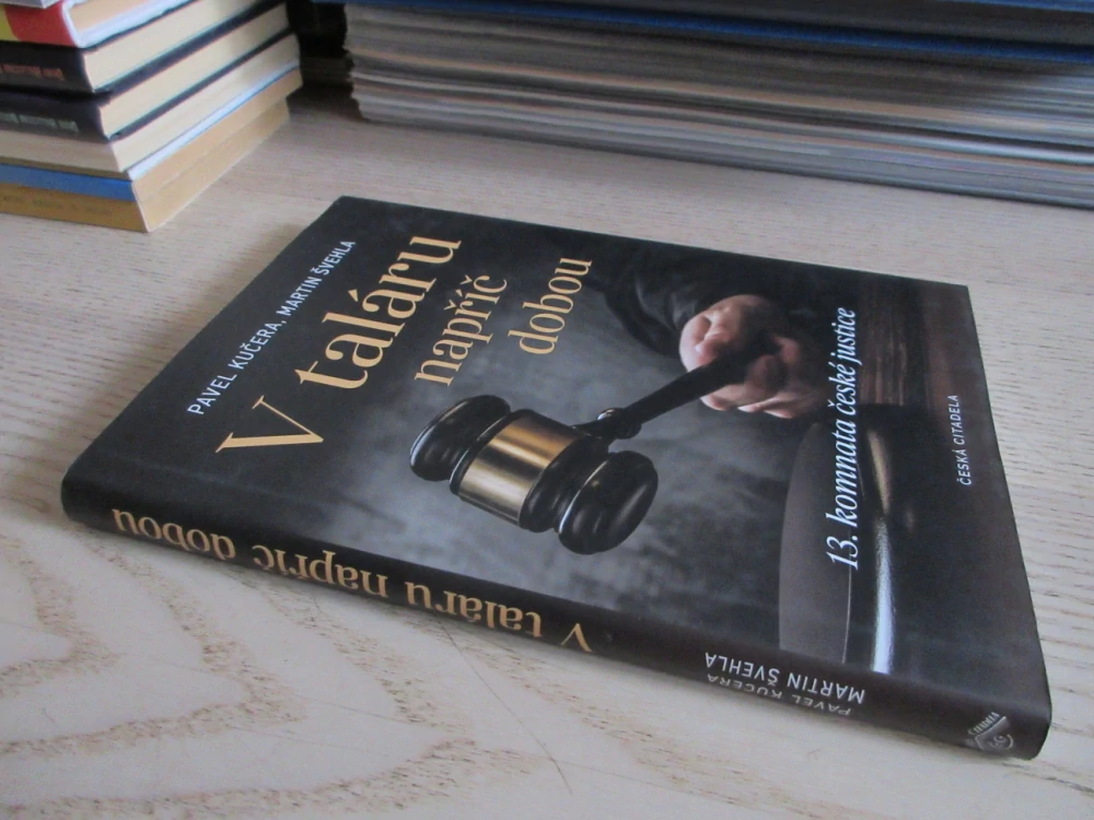 V TALÁRU NAPŘÍČ DOBOU: 13. KOMNATA ČESKÉ JUSTICE, PAVEL KUČERA, MARTIN ŠVEHLA,**an