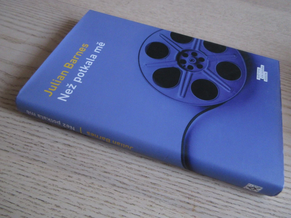 NEŽ POTKALA MĚ, JULIAN BARNES, **an