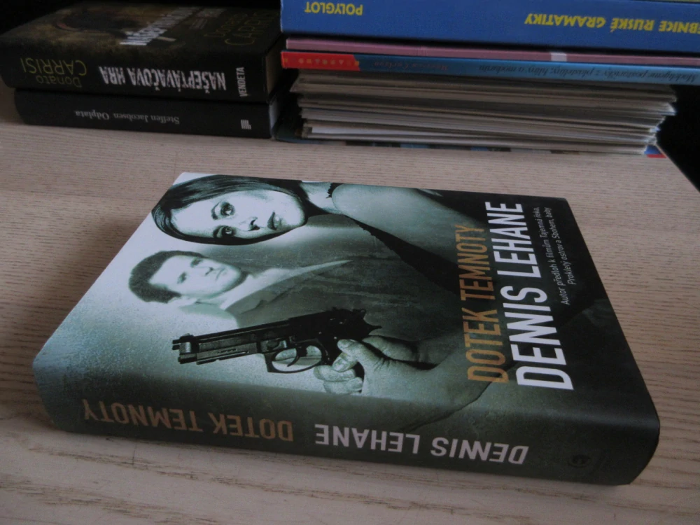 DOTEK TEMNOTY, DENNIS LEHANE, **an