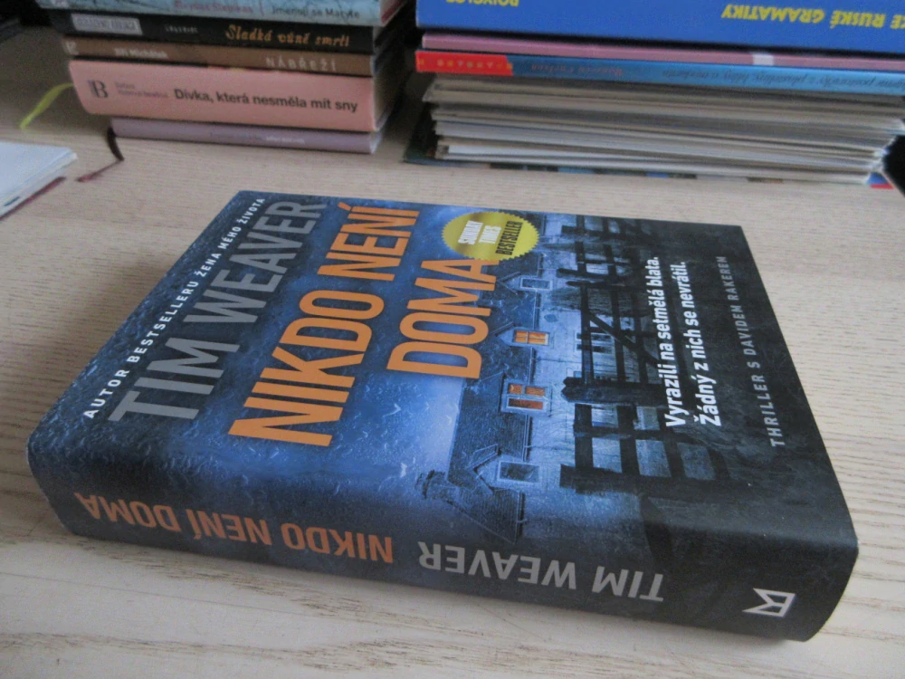 NIKDO NENÍ DOMA, TIM WEAVER, **an