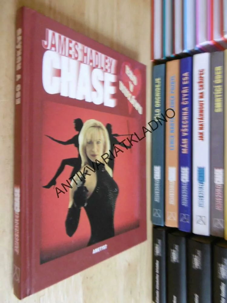 ESO V RUKÁVU, JAMES HADLEY CHASE, **an