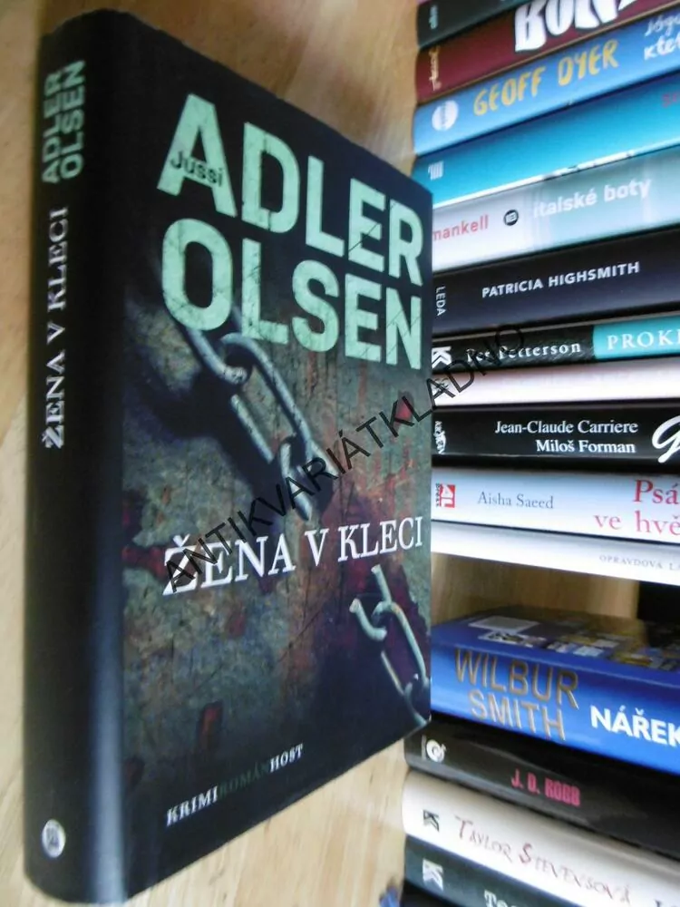 ŽENA V KLECI, ADLER OLSEN, **an
