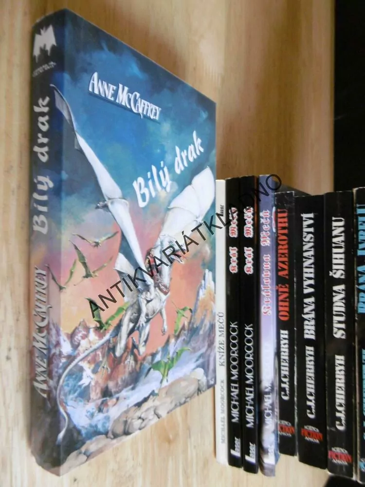BÍLÝ DRAK, ANNE MCCAFFREY,