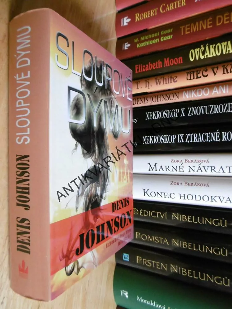 SLOUPOVÉ DÝMU, DENIS JOHNSON, **an