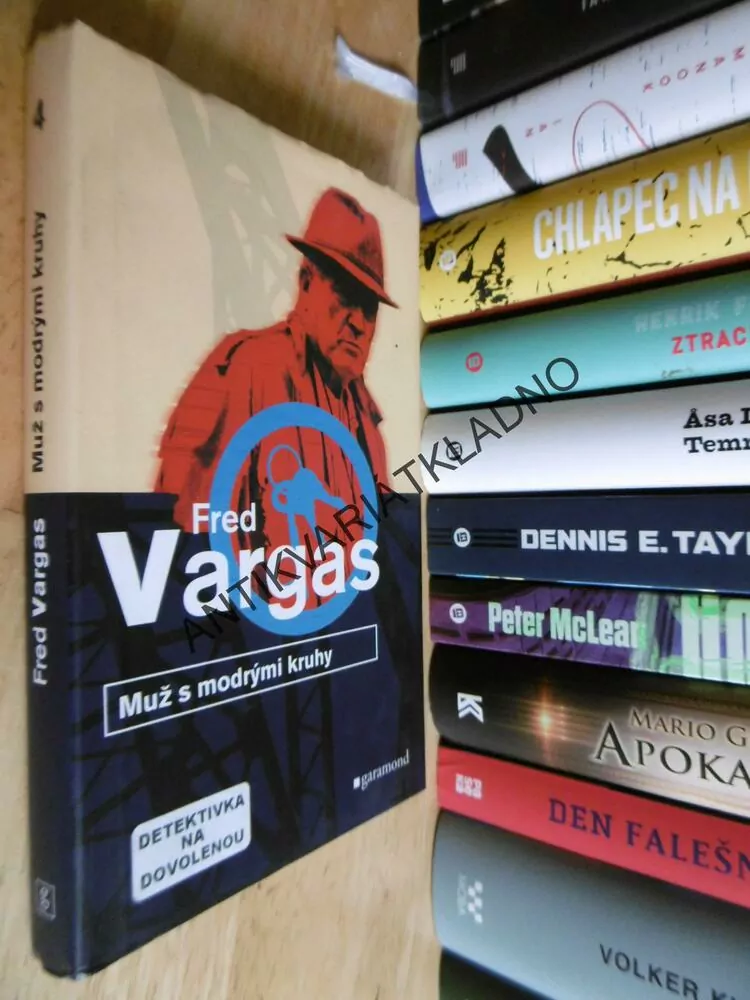 MUŽ S MODRÝMI KRUHY, FRED VARGAS, **an