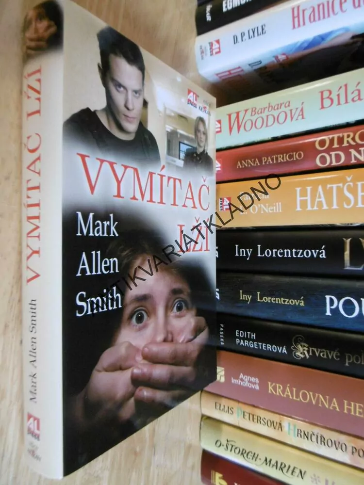 VYMÍTAČ LŽÍ, MARK ALLEN SMITH, **an