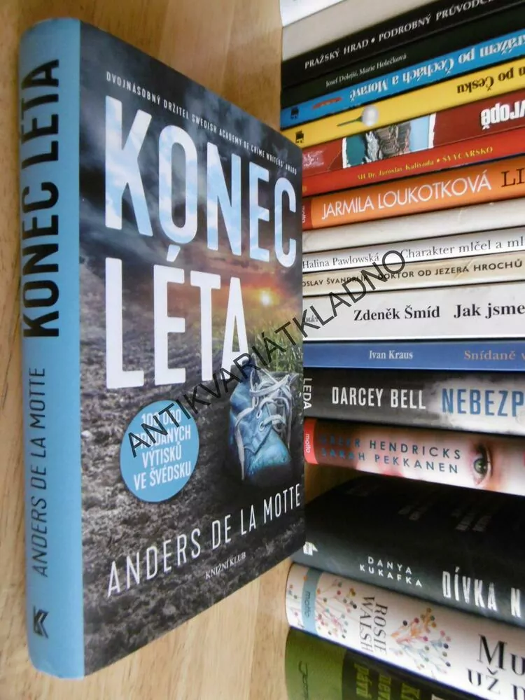KONEC LÉTA, ANDERS DE LA MOTTE, **an