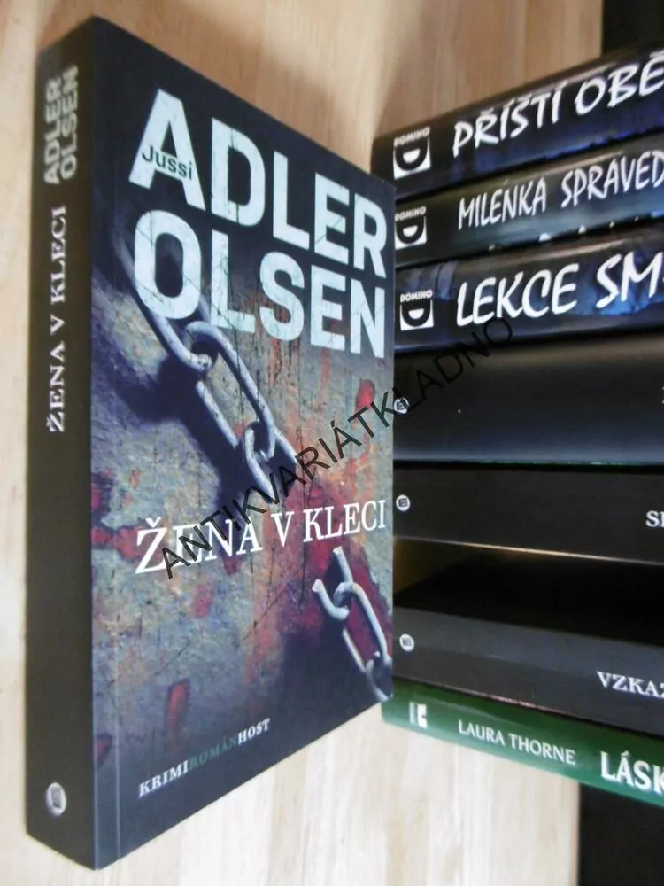 ŽENA V KLECI, ADLER OLSEN, **an