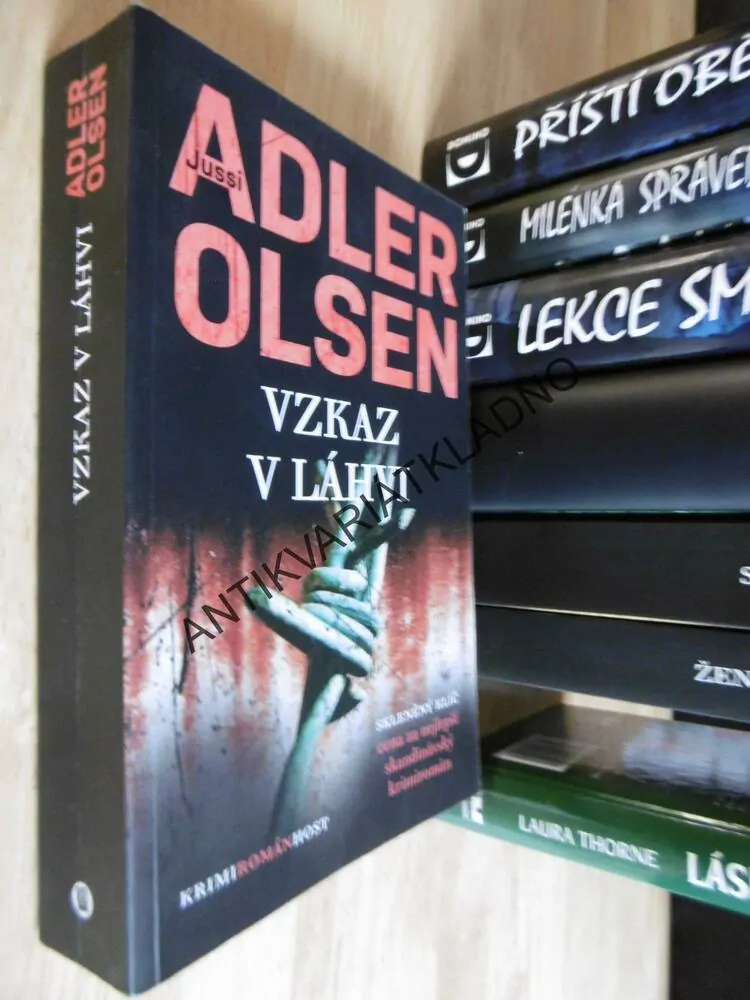 VZKAZ V LÁHVI, ADLER OLSEN, **an